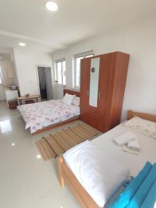 เตียงในห้องที่ Apartments Three Ohrid