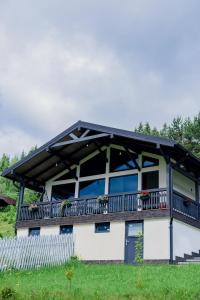 瓦特拉多梅的住宿－Tiny House Todireni，度假屋设有阳台和围栏