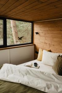 Postel nebo postele na pokoji v ubytování Treehouse Virš Bedugnės