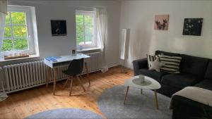 sala de estar con sofá y mesa en Ferienwohnung Reitanlage Bärenz, en Selk