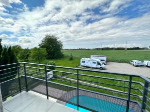 een balkon met uitzicht op een parkeerplaats met auto's bij Résidence Foch in Lingolsheim