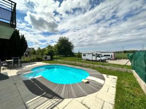 uma piscina num quintal com uma caravana ao fundo em Résidence Foch em Lingolsheim
