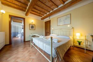 ein Schlafzimmer mit einem Bett in einem Zimmer in der Unterkunft Casello A1, Modena sud - Villa Aurora Charming Rooms in Modena
