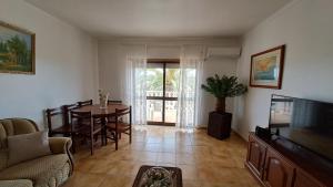 un salon avec une table et une salle à manger dans l'établissement Albufeira Traditional Apartments IN VILLA, à Albufeira
