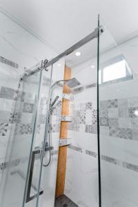eine Dusche mit Glastür im Bad in der Unterkunft 69YIng Yang House 3BR Sawankhalok in Sawankhalok