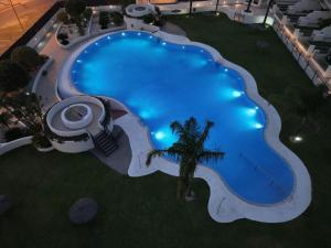 an overhead view of a large swimming pool at night at Tarifa Apartamento piscina ideal familia niños in Tarifa