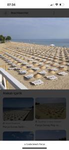 ein Bild eines Strandes mit Sonnenschirmen auf dem Sand in der Unterkunft welcome in Istanbul