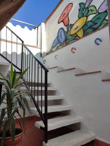 una escalera con un mural en la pared en Casa Rural La Gineta, en Calaceite