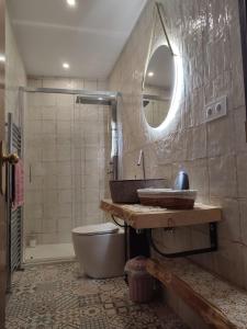 卡拉塞特的住宿－Casa Rural La Gineta，一间带水槽、卫生间和镜子的浴室