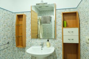 a bathroom with a sink and a mirror at Alojamiento Pichi in Vigo