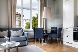 een woonkamer met een tafel en stoelen en een raam bij Frogner House - Oscars gate in Oslo