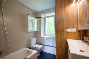 Et badeværelse på Amazing views over San Sebastian in a family cottage + 16 billeder