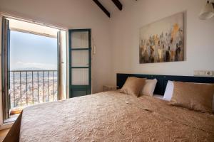 En eller flere senge i et værelse på Amazing views over San Sebastian in a family cottage