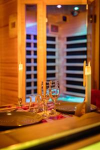- une table avec des verres à vin et des bougies dans l'établissement La suite détendue, à Saint-Blimont