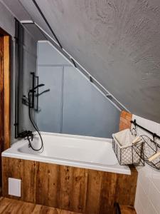 a bathroom with a bath tub with a window at Dobre wCzasy in Stronie Śląskie