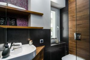 ソポトにあるElite Apartments Sopot Premiumのバスルーム(洗面台、トイレ付)