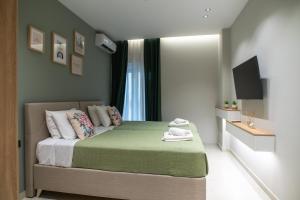 Giường trong phòng chung tại KLELIA Luxury Apartment