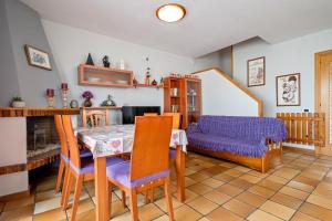 ein Esszimmer mit einem Tisch und einem Bett in der Unterkunft Odet in Torredembarra