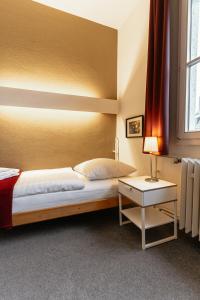 Un pat sau paturi într-o cameră la Tagungs und Gästehaus St Georg