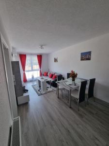 uma sala de estar com uma mesa e um sofá em Apartman Baban 1 em Kiseljak