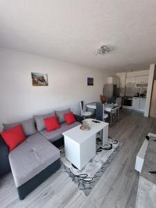 uma sala de estar com um sofá e uma mesa em Apartman Baban 1 em Kiseljak