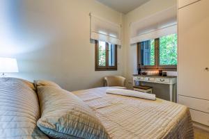 Schlafzimmer mit einem Bett, einem Schreibtisch und einem Fenster in der Unterkunft Rodia Eco stay house in Epidavros - Akros Estate in Nea Epidavros