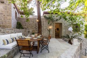Vonkajšia záhrada v ubytovaní Rodia Eco stay house in Epidavros - Akros Estate