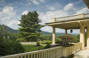 Pemandangan gunung umum atau pemandangan gunung yang diambil dari penginapan & sarapan