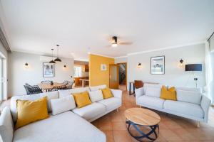 uma sala de estar com um sofá e uma mesa em Casa Talay 4 Bedroom Pool Villa - Meia Praia Beach, Lagos em Lagos