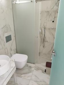 y baño con ducha, aseo y lavamanos. en Ios Pelagos, en Ios Chora