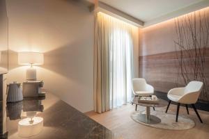 - un salon avec deux chaises et une table dans l'établissement Bellerive Lifestyle Hotel, à Salò