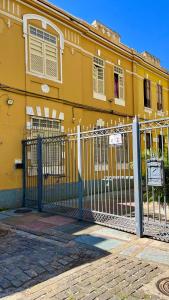 una valla frente a un edificio amarillo en Rio Hostel 40 Graus en Río de Janeiro