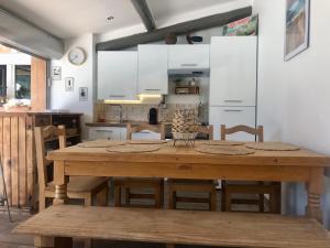 een keuken met een houten tafel en een eetkamer bij Le Soustet in Malaucène