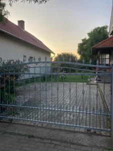 un gruppo di uccelli seduti su una recinzione di Muskátli Apartman a Balatonakali