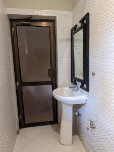 阿魯沙的住宿－Elizabeth Home，一间带水槽和镜子的浴室