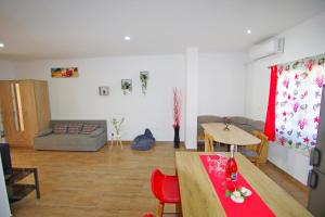 - un salon avec une table et un canapé dans l'établissement Holiday apartment Silvija, Loborika, à Loborika