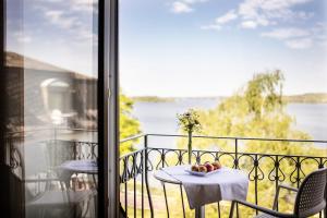 un tavolo con un cesto di frutta sul balcone di Hotel Dieksee - Collection by Ligula a Malente