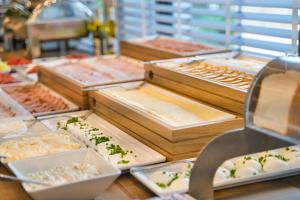シュチルクにあるHotel Alpinのテーブルの上に並ぶ様々な種類の料理を楽しめます。