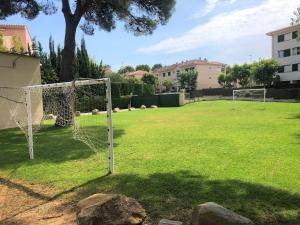 un campo de fútbol con un gol en un patio en Apartamento en Platja Sant Pol S'agaro con pisicina y jardin (playa - centro), en Sant Feliu de Guíxols
