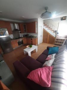 a living room with a couch and a kitchen at Casa mis Nietas in San José