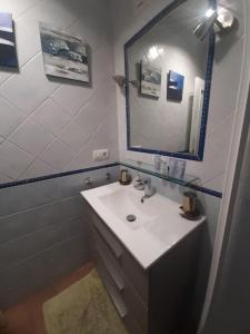 bagno con lavandino e specchio di Casa mis Nietas a San José