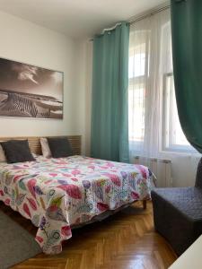 um quarto com uma cama com um cobertor colorido em Apartmen -Studio em Praga