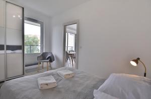 Posteľ alebo postele v izbe v ubytovaní Apartamenty Bryza-Matejki 1B-Parking