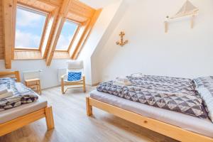 sypialnia z łóżkiem i krzesłem w obiekcie Apartmán Riviéra Lipno 510/21 w mieście Lipno nad Vltavou