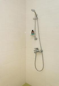 łazienka z prysznicem z głowicą prysznicową w obiekcie Chayka Charm Cozy 1BD Apartment in Varna w Warnie