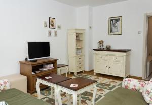 salon z telewizorem i stołem w obiekcie Chayka Charm Cozy 1BD Apartment in Varna w Warnie