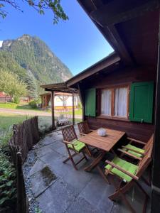 eine Terrasse mit einem Holztisch und Stühlen auf einem Haus in der Unterkunft Campingplatz Mittagsspitze in Triesen