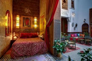 1 dormitorio con 1 cama en una habitación en Riad La Maison Verte, en Fez