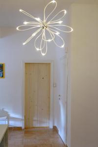 a ceiling fan in a room with a door at La casa di Dani in Lanciano