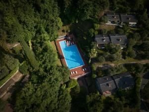 einen Blick über ein Haus mit Pool in der Unterkunft Apartment Wieser Garda Lake in Gargnano